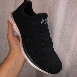 APL Techloom phantoms black w/ white sole